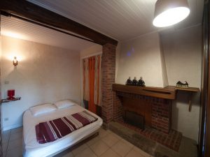 Gîte 4-6 personnes - vue sur chambres séparées par des cloisons amovibles