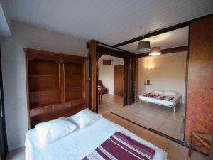 Gîte 4-6 personnes - vue sur chambres séparées par des cloisons amovibles