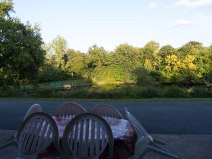 Terrasse gîte - vue sur plan d'eau