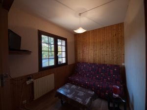 Gîte 2-4 personnes, vue sur salon avec banquette dépliable