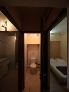 Gîte 2-4 personnes, vue sur salle de bains, wc, chambre